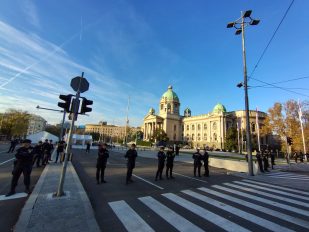 Policija je sa kolovoza kod Skupštine Srbije potisnula građane koji su došli da pruže podršku Dijani Hrki i uhapsila auto-prevoznika Milomira Jaćimovića.