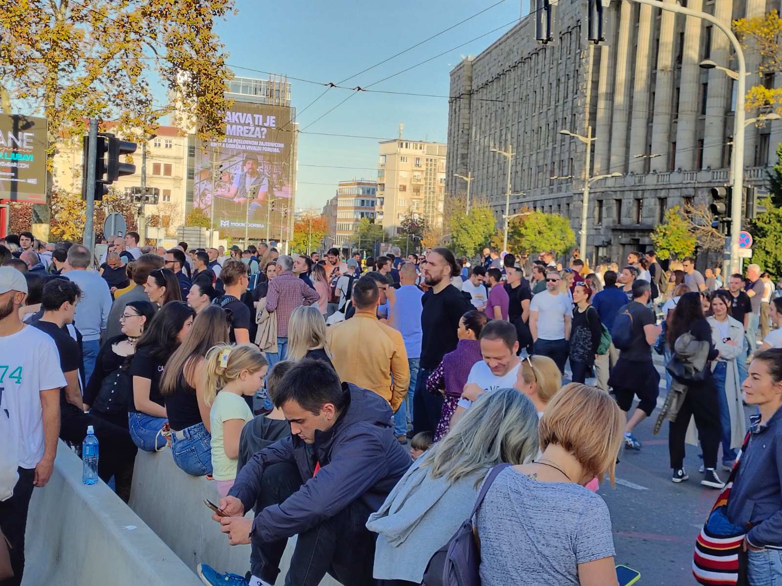 Policija je sa kolovoza kod Skupštine Srbije potisnula građane koji su došli da pruže podršku Dijani Hrki i uhapsila auto-prevoznika Milomira Jaćimovića.