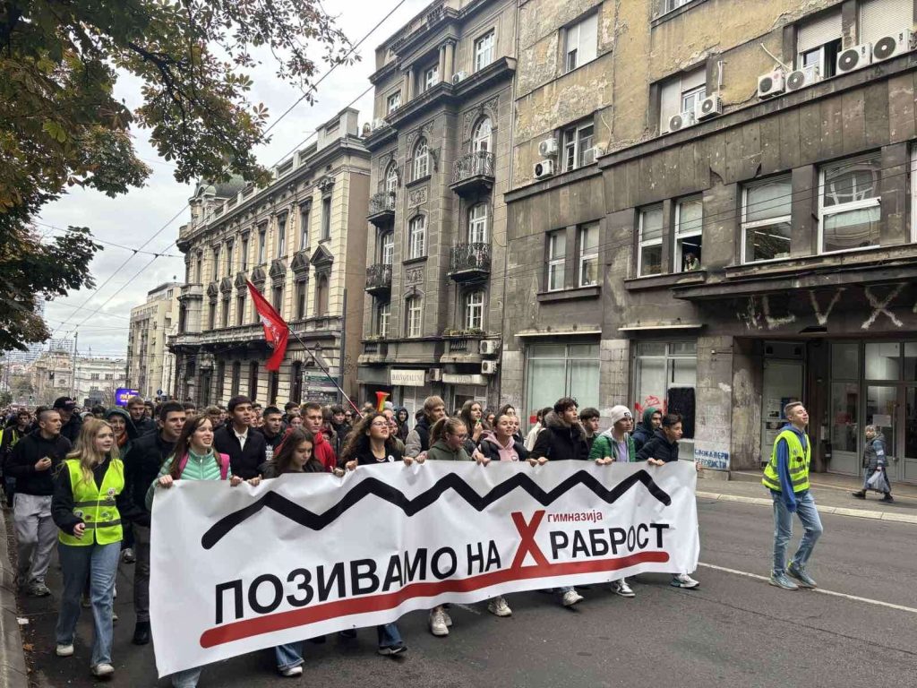 Učenici beogradskih srednjih škola u velikom broju dolaze ispred Skupštine Srbije kako bi pružili podršku Dijani Hrki.