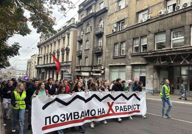 Učenici beogradskih srednjih škola u velikom broju dolaze ispred Skupštine Srbije kako bi pružili podršku Dijani Hrki.