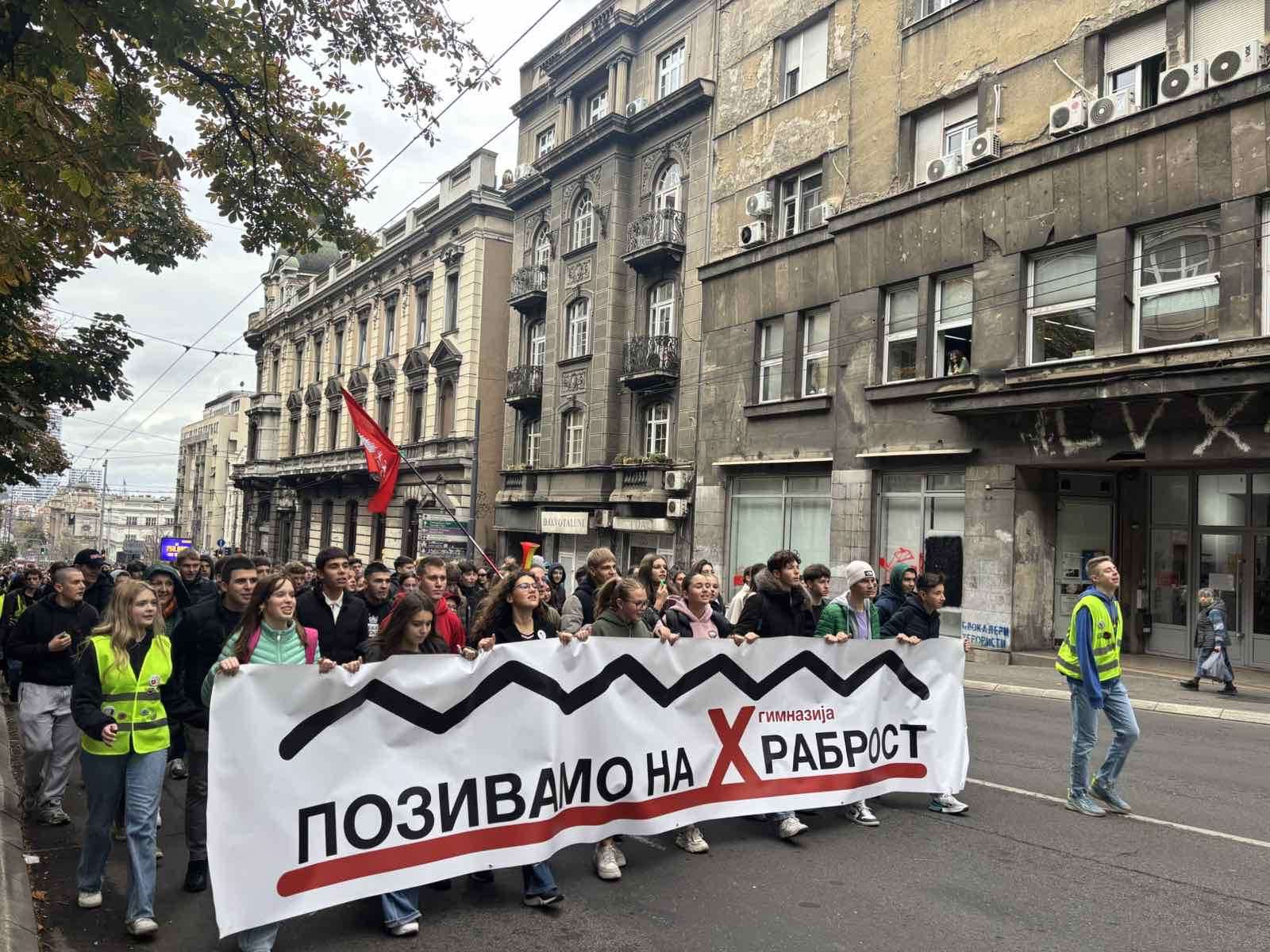 Učenici beogradskih srednjih škola u velikom broju dolaze ispred Skupštine Srbije kako bi pružili podršku Dijani Hrki.