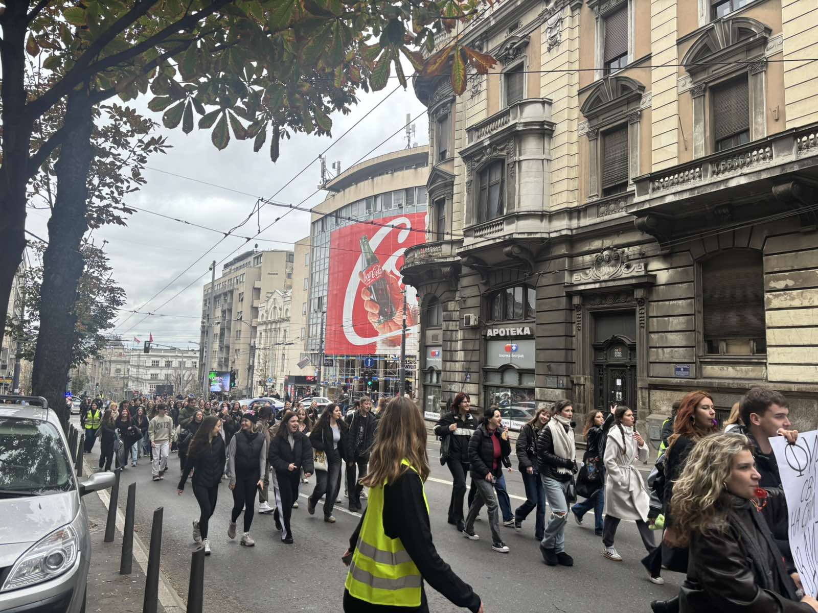 Učenici beogradskih srednjih škola u velikom broju dolaze ispred Skupštine Srbije kako bi pružili podršku Dijani Hrki.