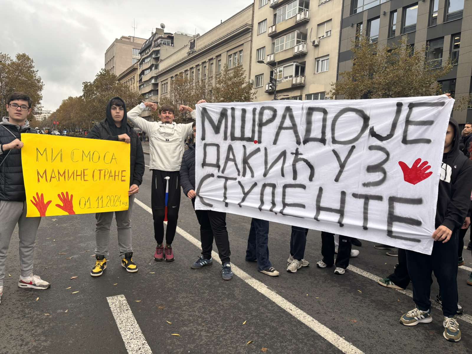 Učenici beogradskih srednjih škola u velikom broju dolaze ispred Skupštine Srbije kako bi pružili podršku Dijani Hrki.