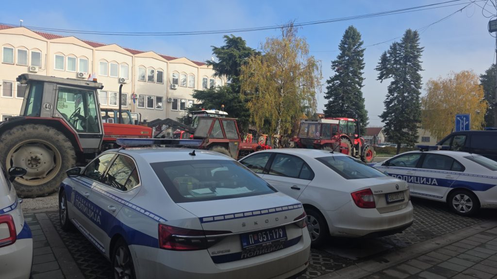 protest poljoprivrednika pred PS u Bogatiću