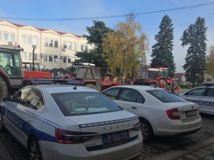 protest poljoprivrednika pred PS u Bogatiću