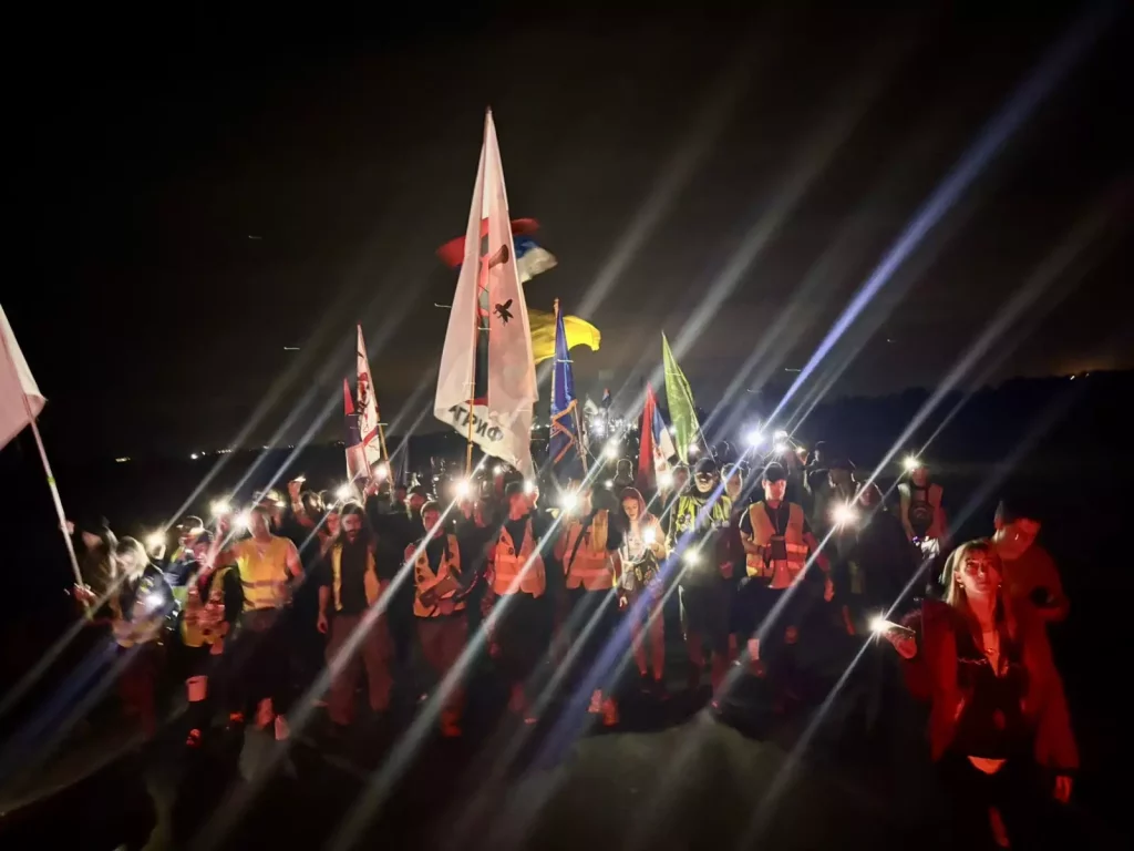 Studenti u mraku sa zastavama pešice na putu za Novi Sad