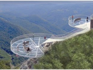 Vidikovac na Kablaru trebalo je da bude završen 2. aprila 2024. godine. Do sada je država u izgradnju vidikovca uložila oko 150 miliona dinara, a nepoznati broj miliona uložio je i Grad Čačak iz svog budžeta.