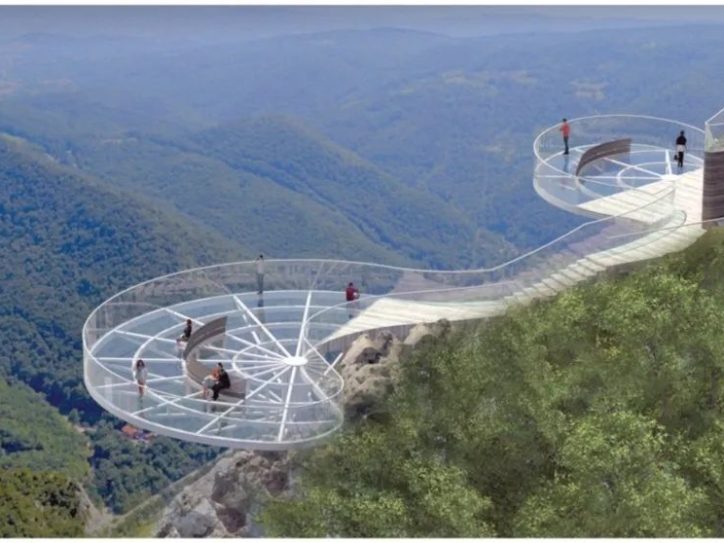 Vidikovac na Kablaru trebalo je da bude završen 2. aprila 2024. godine. Do sada je država u izgradnju vidikovca uložila oko 150 miliona dinara, a nepoznati broj miliona uložio je i Grad Čačak iz svog budžeta.