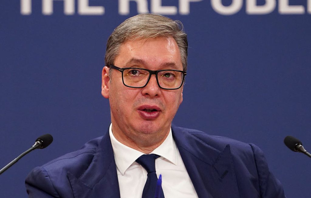 Iako je sto puta „pobedio“ izmišljenu obojenu revoluciju, Aleksandar Vučić još ne sme na izbore. I tako je ušao u tamni vilajet