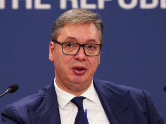 Iako je sto puta „pobedio“ izmišljenu obojenu revoluciju, Aleksandar Vučić još ne sme na izbore. I tako je ušao u tamni vilajet