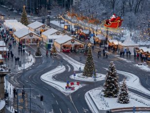Ćacičend sa ukrašenim jelkama i letećim Deda Mrazom