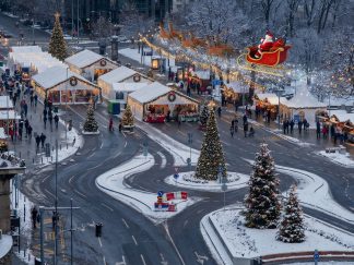 Ćacičend sa ukrašenim jelkama i letećim Deda Mrazom