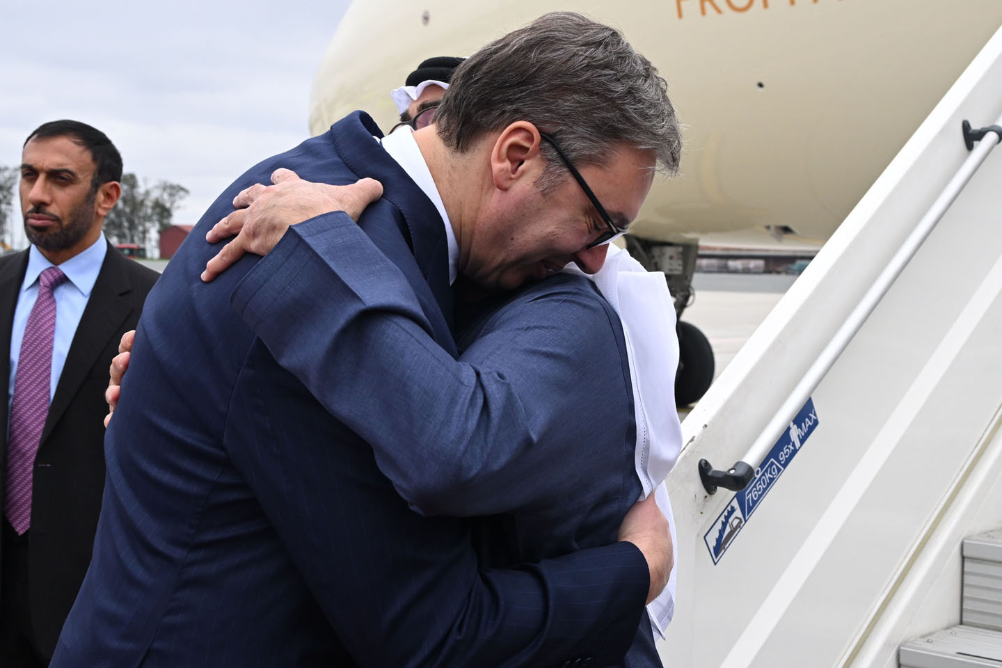 Vučić i Al Nahjan zagrljeni