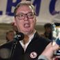 Predsednik Srbije Aleksandar Vučić na džemperu ima bedž sa ćirilićnim slovom 