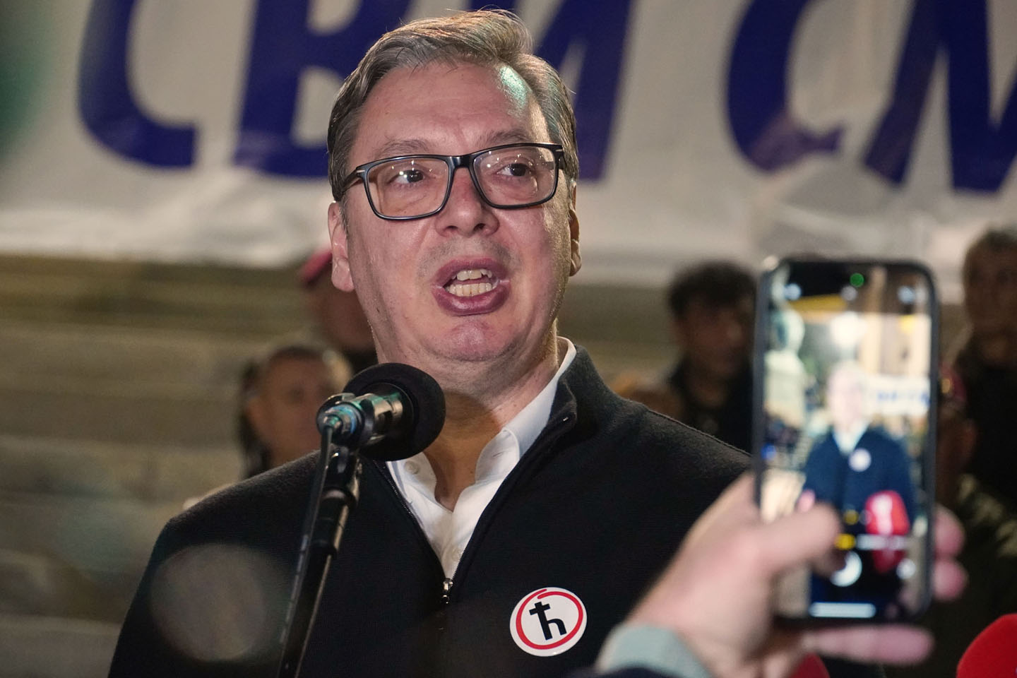 Predsednik Srbije Aleksandar Vučić na džemperu ima bedž sa ćirilićnim slovom 