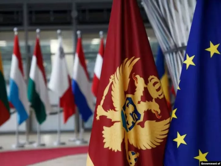 Zastava Crne Gore uz zastavu EU