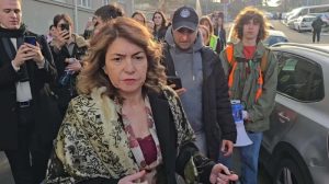 „Mnoga dokumentacija fali, mnoga dokumentacija je zloupotrebljena. Hakovani su kompjuteri, ulazilo se u kancelarije“, tvrdi v. d. direktora Pete beogradske gimnazije Danka Nešović.