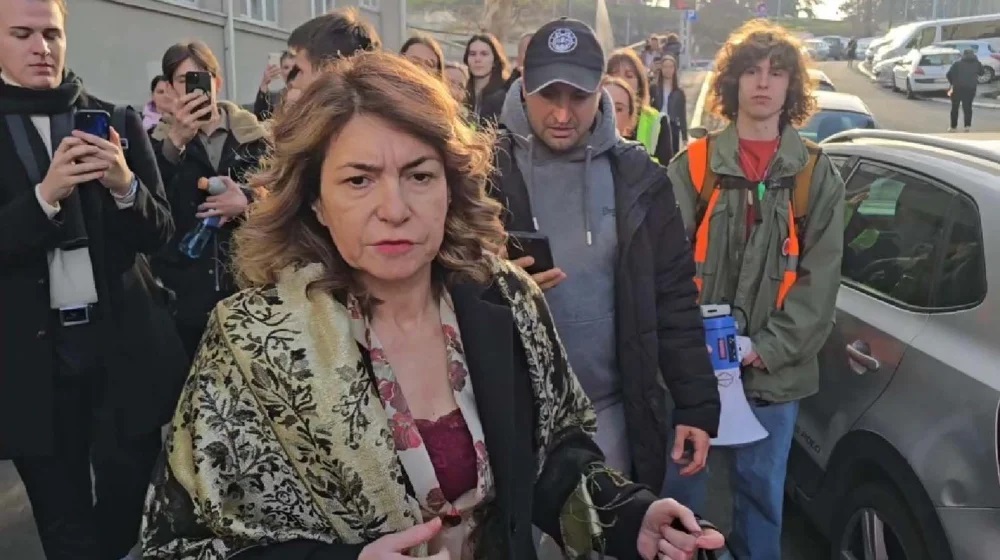 „Mnoga dokumentacija fali, mnoga dokumentacija je zloupotrebljena. Hakovani su kompjuteri, ulazilo se u kancelarije“, tvrdi v. d. direktora Pete beogradske gimnazije Danka Nešović.