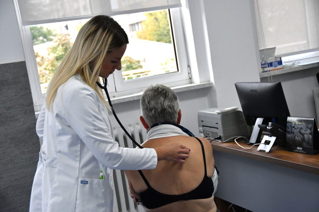 Lekarka pregleda pacijentkinju