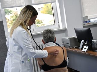 Lekarka pregleda pacijentkinju