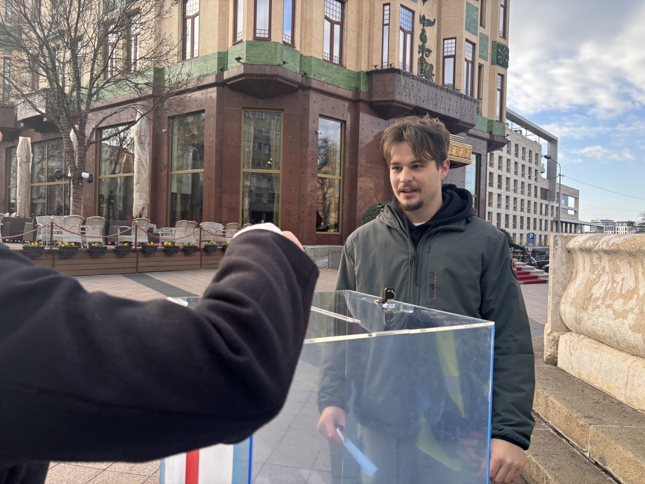 Ubacivanje listića u kutiju kod Terazijske česme