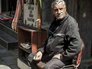 Čistač cipela Sebastian na ulici sa pertlama u pozadini