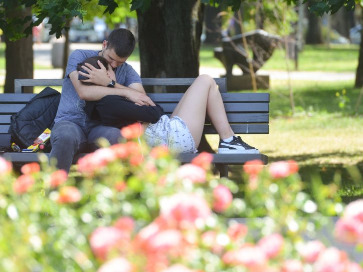 Polovina mladih uzdržavala se od učešća u protestima u proteklih 12 meseci. Od onih koji nisu, skoro petinu je vređala policija, a više od četvrtine mladih trpelo je uvrede učesnika kontra-protesta.