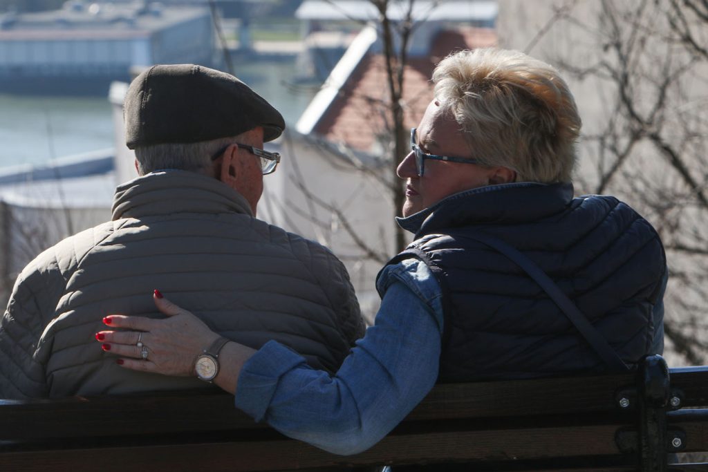 Dvoje penzionera na klupi