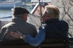 Dvoje penzionera na klupi