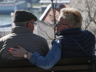 Dvoje penzionera na klupi