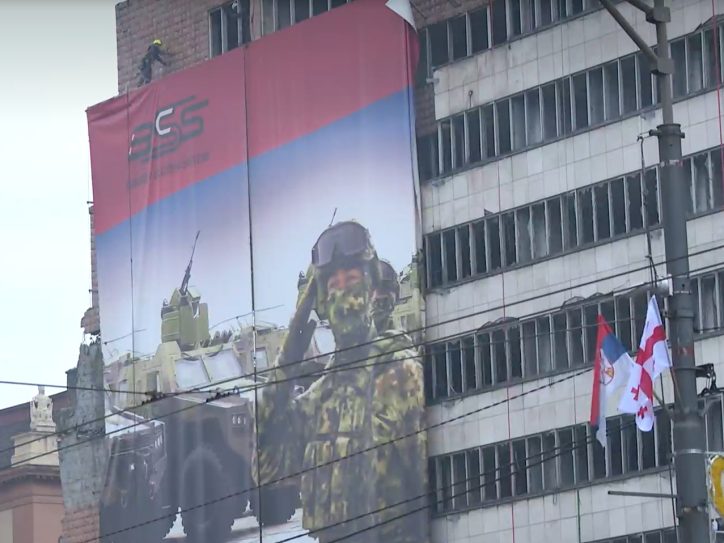 Transparent na zgradi Generalštaba