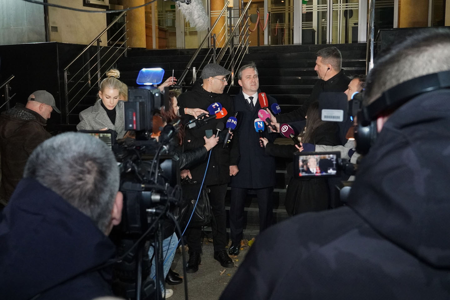 Nikola Selaković i Vladimir Đukanović pred Tužilaštvom za organizovani klriminal uz prisustvi režimskih TV ekipa