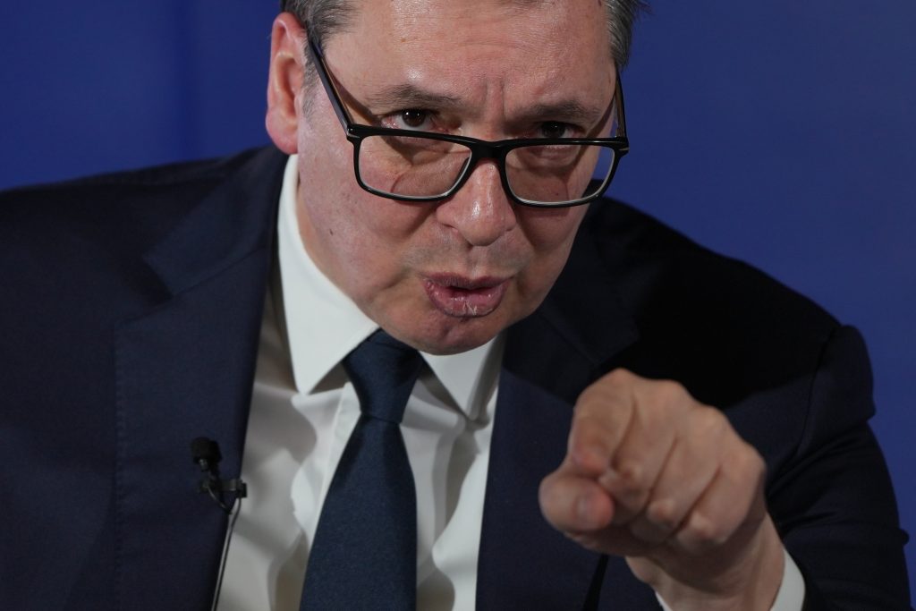 Vučić se obraća novinarima