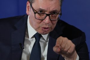 Vučić se obraća novinarima