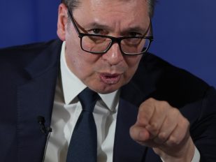 Vučić se obraća novinarima