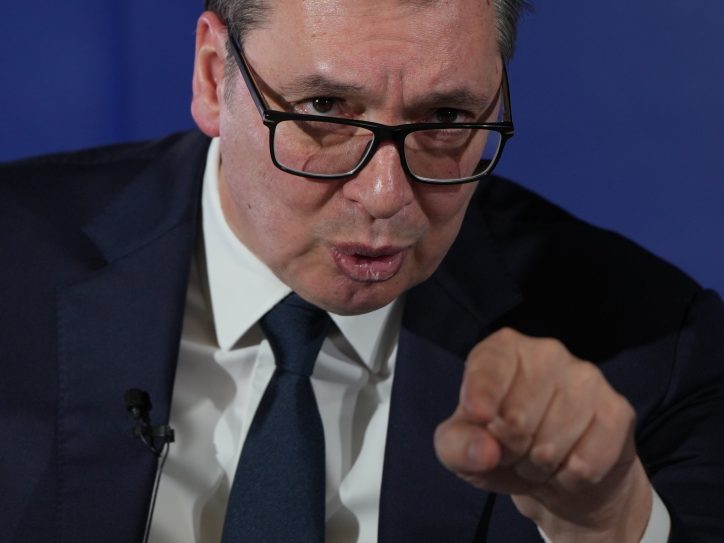 Vučić se obraća novinarima
