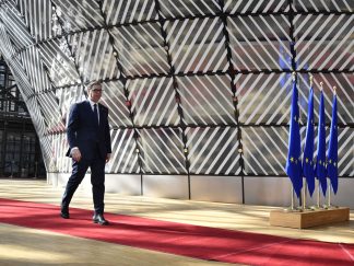 Predsenik Srbije Aleksandar Vučić u Briselu u sedištu Evropske unije pred zastavama EU