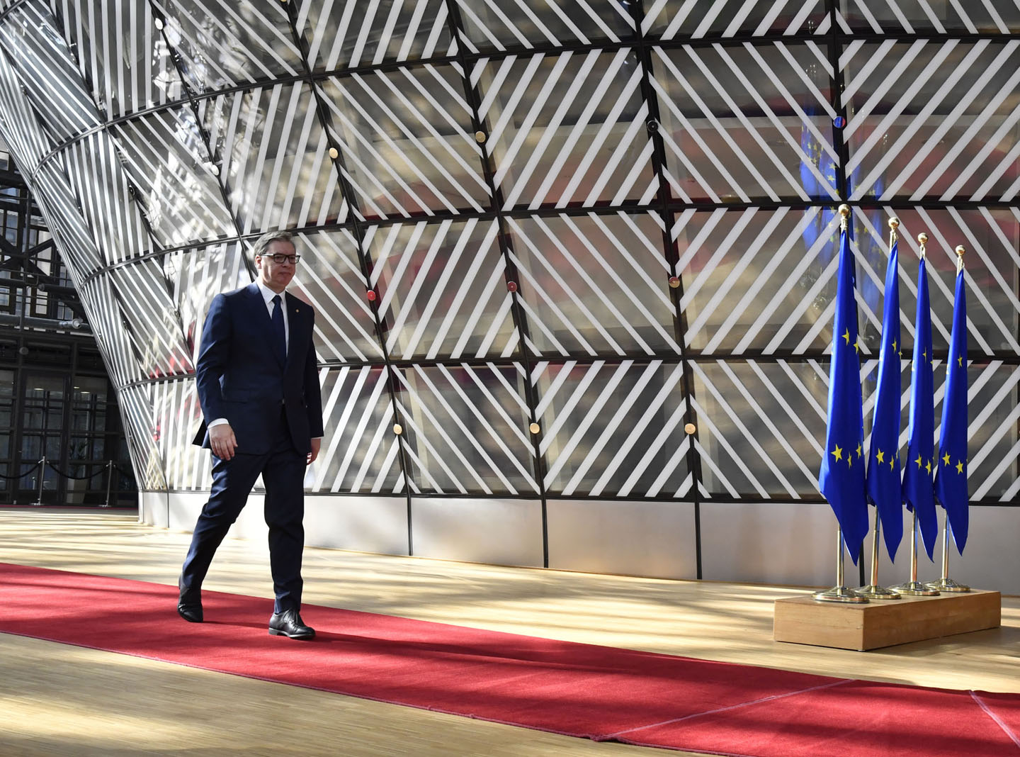 Predsenik Srbije Aleksandar Vučić u Briselu u sedištu Evropske unije pred zastavama EU