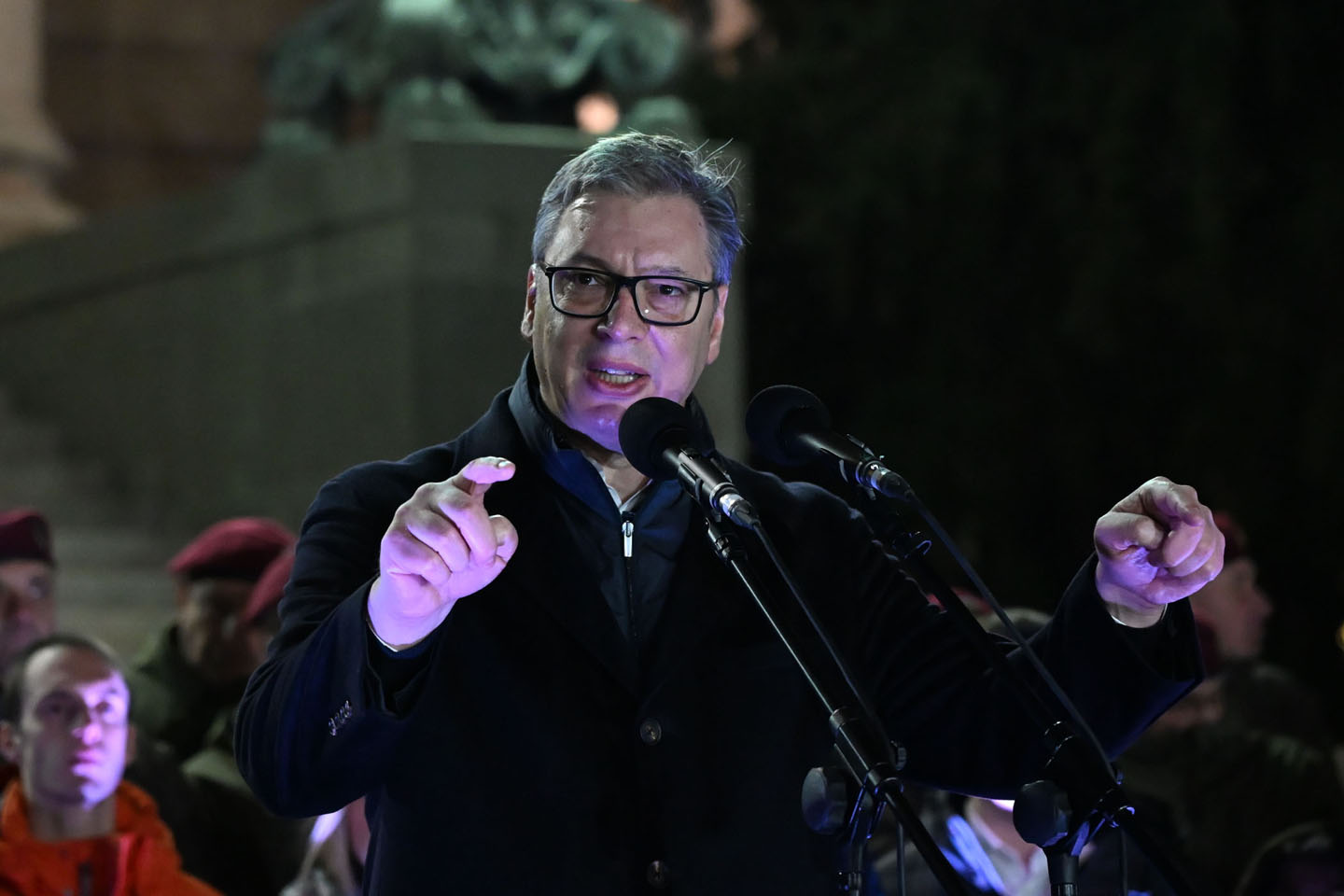 Predsednik Srbije Aleksandar Vučić u kaputu maše rukama