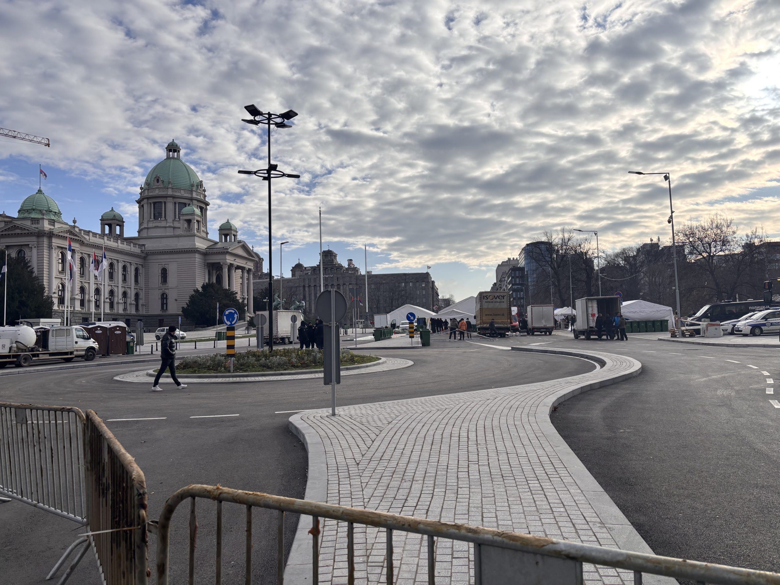 Skupština Srbije, beli šatori