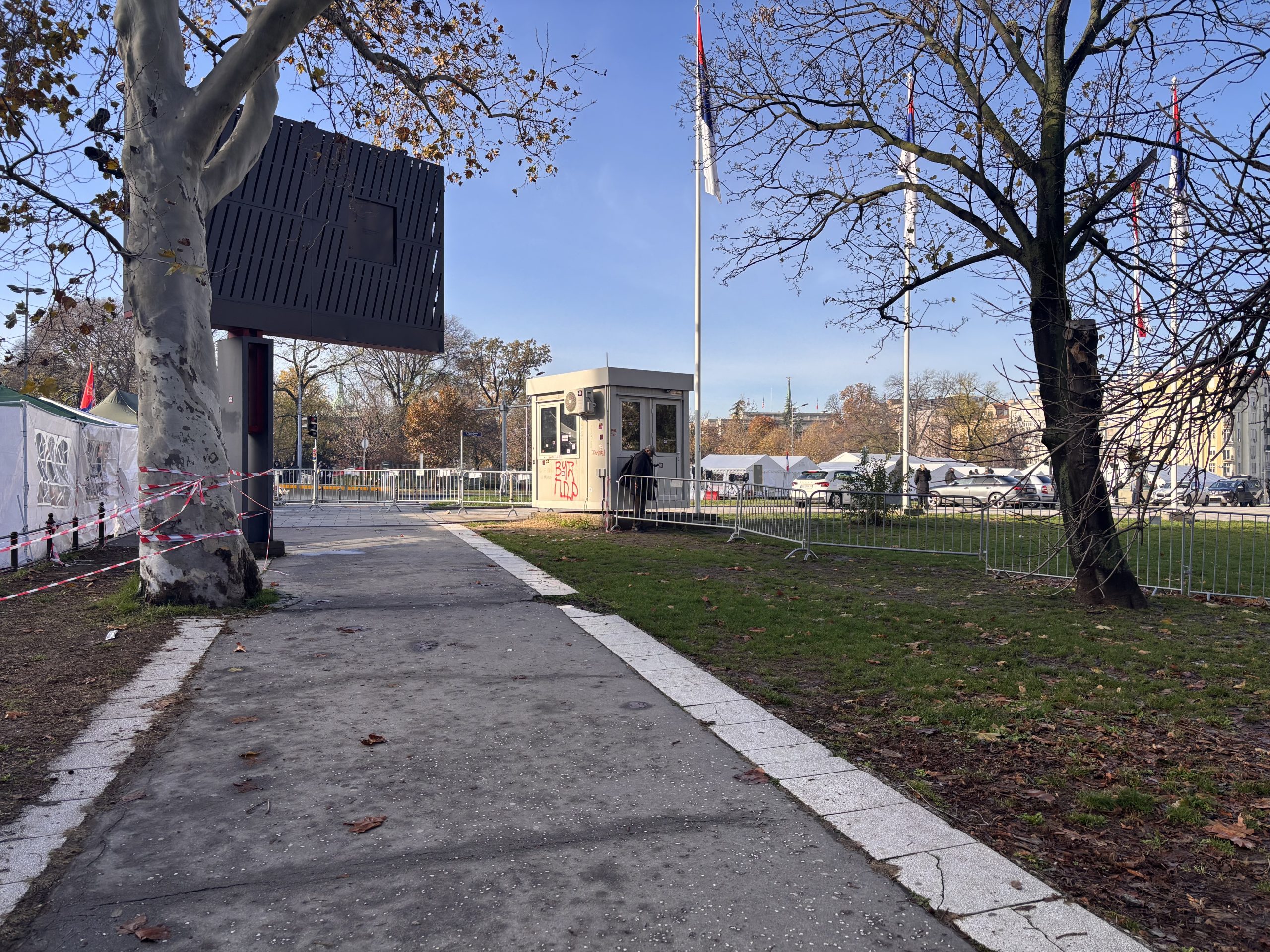 Muškarac na štakama koji ulazi u Ćacilen