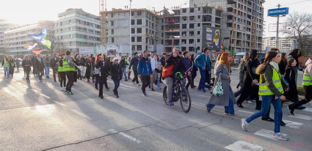 Godišnjica studentskih blokada u Beogradu obeležena je protestnom šetnjom, odavanjem pošte stradalima i simboličnim zaustavljanjima na mestima koja su obeležila proteklu godinu studentskog otpora