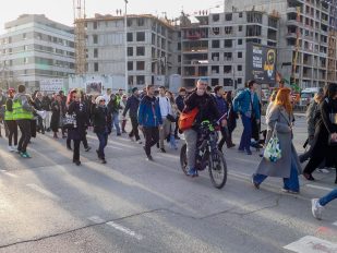 Godišnjica studentskih blokada u Beogradu obeležena je protestnom šetnjom, odavanjem pošte stradalima i simboličnim zaustavljanjima na mestima koja su obeležila proteklu godinu studentskog otpora