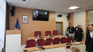 Srpski gradonačelnici dali su reč da će svoje dužnosti obavljati časno, nepristrasno, savesno i u skladu sa zakonom, i uz upadljivo prisustvo znamenja kosovske državnosti kao što su zastave Kosova.