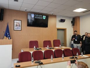 Srpski gradonačelnici dali su reč da će svoje dužnosti obavljati časno, nepristrasno, savesno i u skladu sa zakonom, i uz upadljivo prisustvo znamenja kosovske državnosti kao što su zastave Kosova.