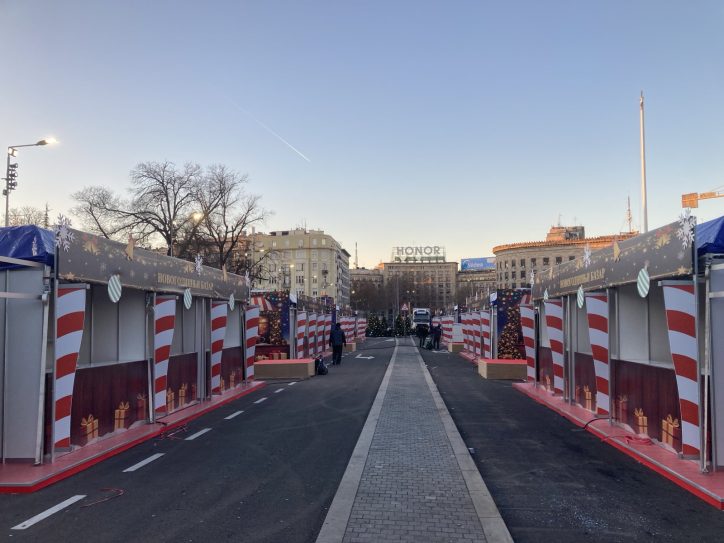 Štandovi novogodišnjeg bazara