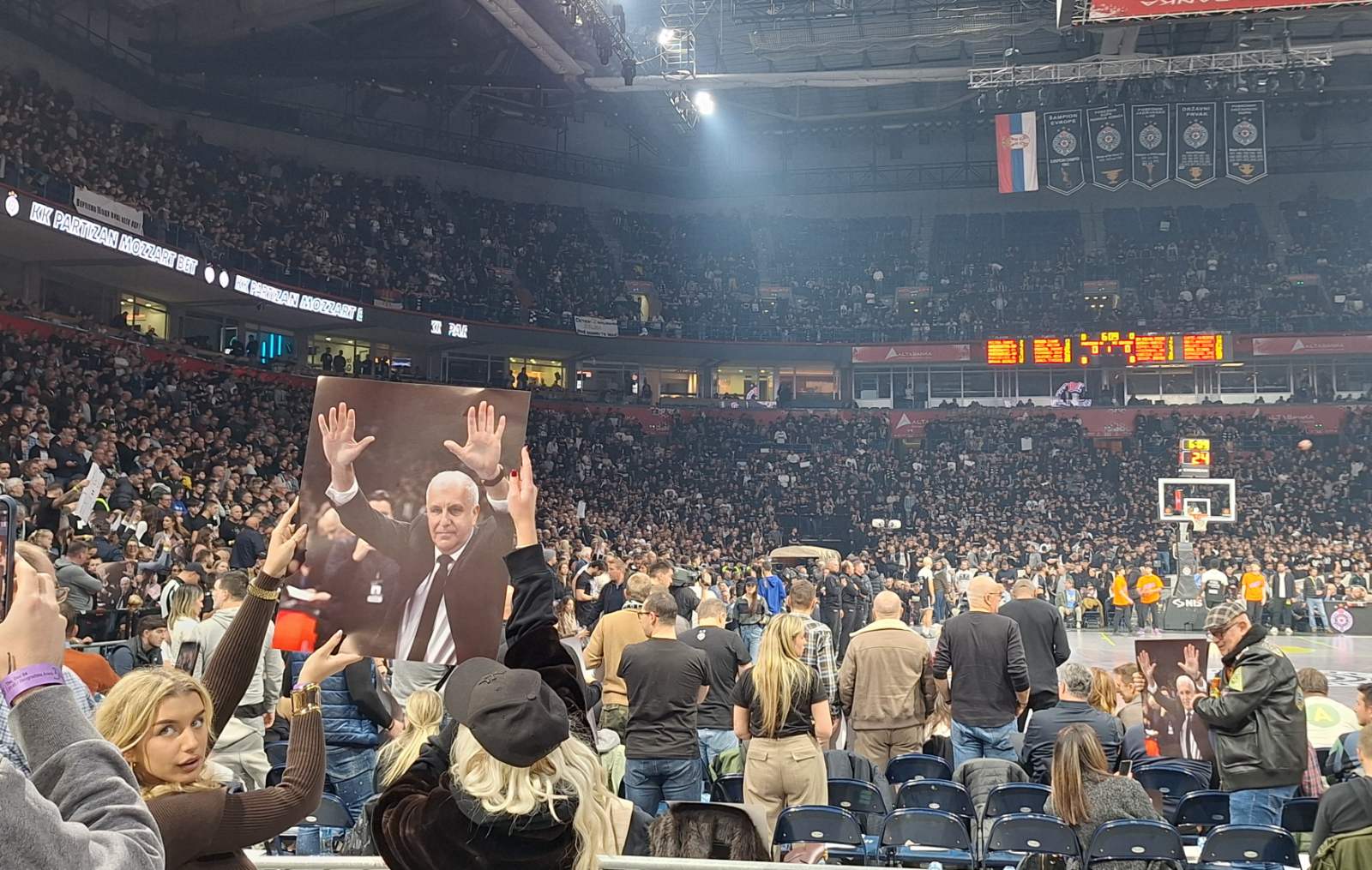 Već pola sata pred početak utakmice navijači su počeli da zvižde predsedniku kluba Ostoji Mijailoviću i igračima, javlja reporter „Vremena“ koji se nalazi u hali.