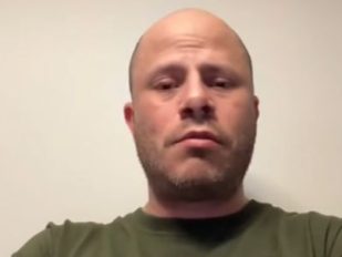 Ekstremni desničar Pavle Bihali u jednom tajno snimanom razgovoru kaže da radi kao dragstor „šta mu se kaže“ jer je „ucenjen“ i inače će ići na „robiju“. A deo posla je, naslućuje se, Ćacilend.