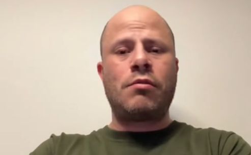 Ekstremni desničar Pavle Bihali u jednom tajno snimanom razgovoru kaže da radi kao dragstor „šta mu se kaže“ jer je „ucenjen“ i inače će ići na „robiju“. A deo posla je, naslućuje se, Ćacilend.