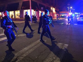 U grozničavoj potrazi za napadačem koji je ubio dvoje studenata, a devetoro njih ranio učestvuje više od 400 pripadnika snaga reda.